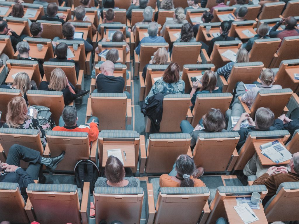 Photographie d'étudiants dans un amphithéatre